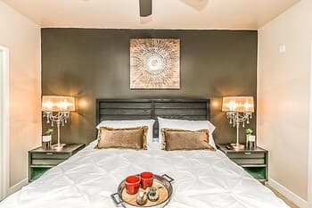 Upscale 2 BR King, Walk to Shops & Dining w/Parking (4037)