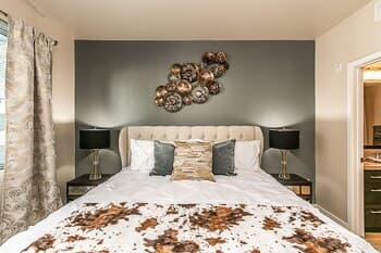 Upscale 2 BR King, Walk to Shops & Dining w/Parking (3002)