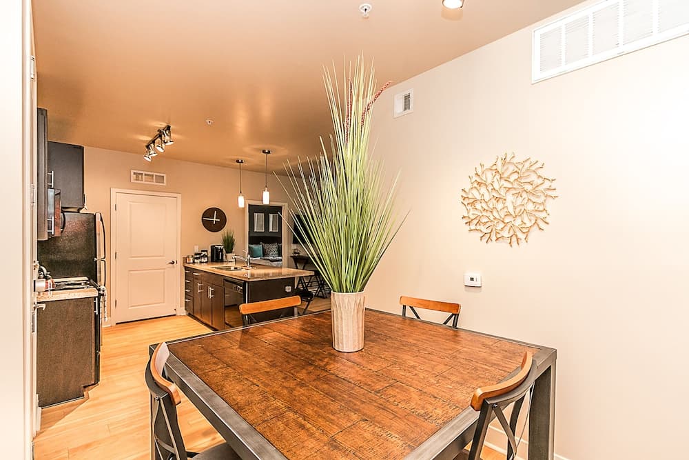 Upscale 2 BR King, Walk to Shops & Dining w/Parking (3002)