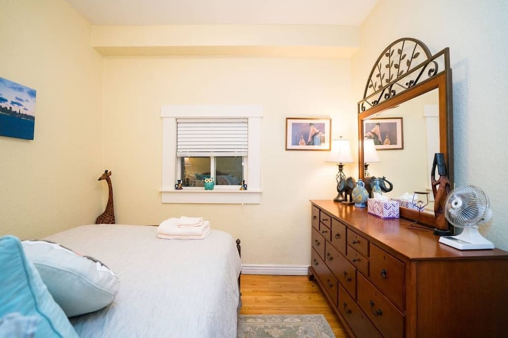 Artisan Victorian Spacious Backyard Great Location