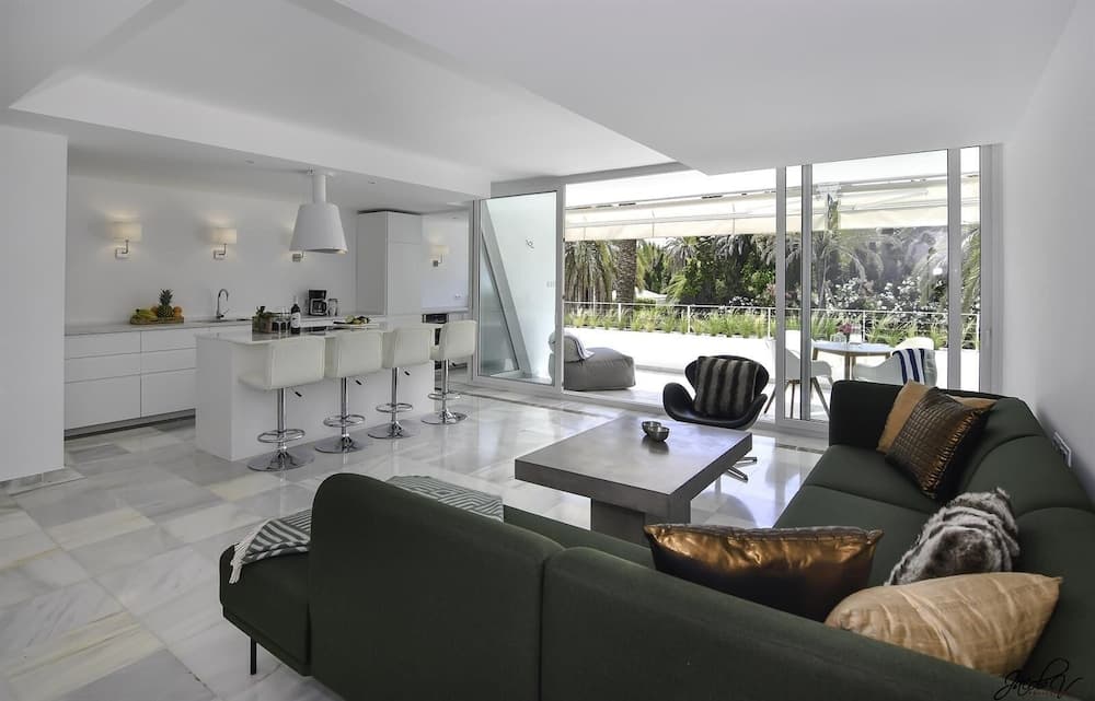 Port Oasis Golden Mile Apartment