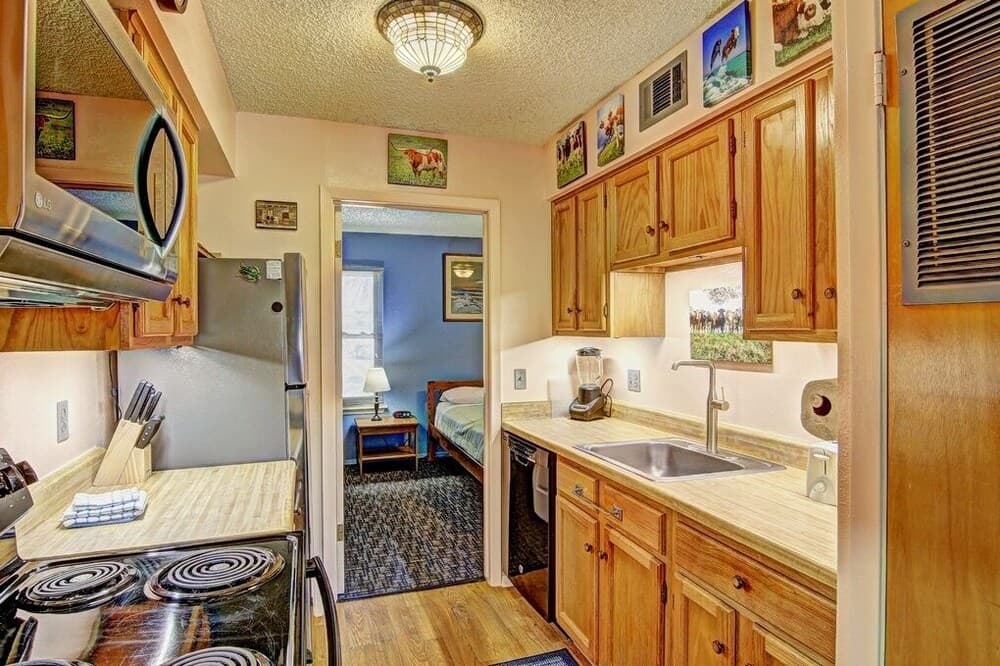 Courtyard #206 1 Bedroom Condo by Redawning