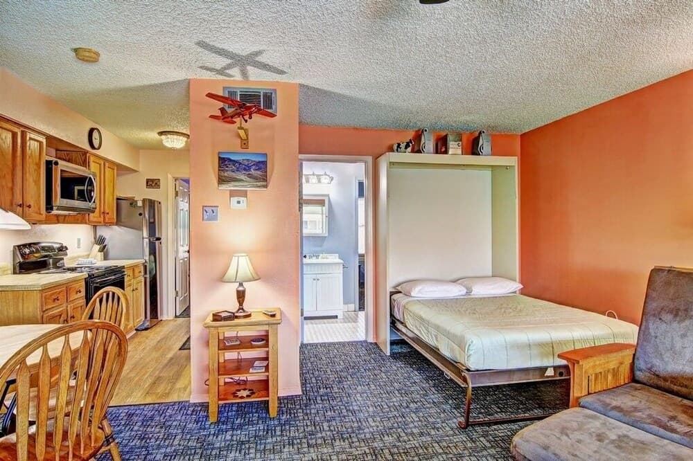 Courtyard #206 1 Bedroom Condo by Redawning