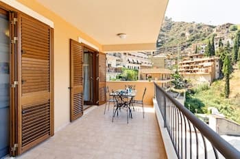 Calipso Seaview Flat with Private Parking