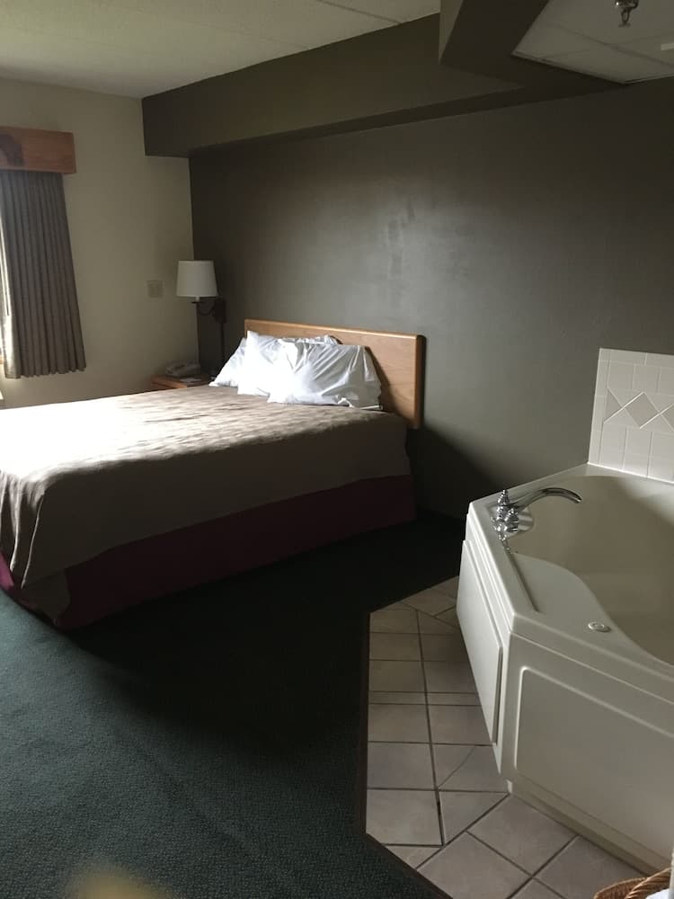 Moose Lake Lodge & Suites