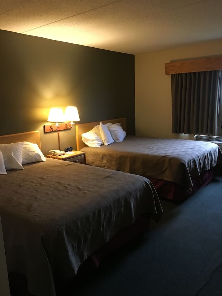 Moose Lake Lodge & Suites