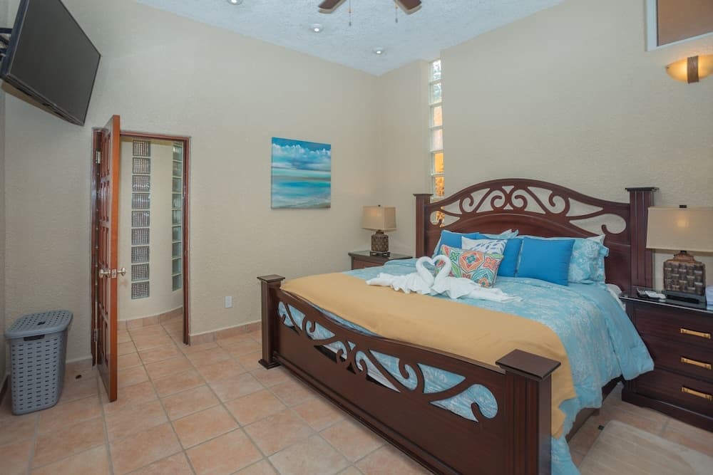 Coral Sands #6 2 Bedroom Condo by RedAwning