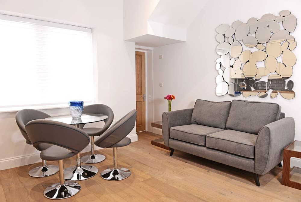 Bicknell House Hyde Ground