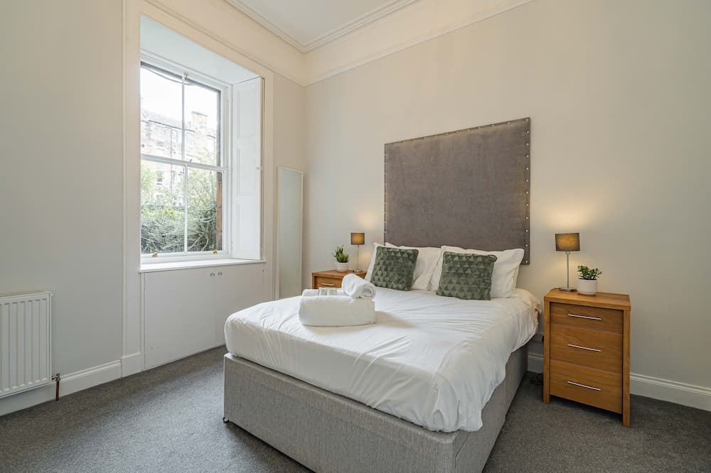 Chic 2 Bedroom Apartment near Old Town