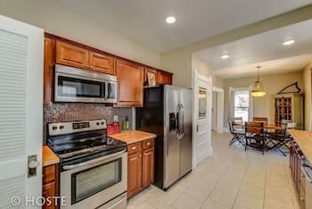 3 BR Beautifully Restored 1890`s Homedowntown