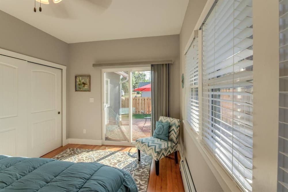 Couple's Mountain Getaway Close to Everything!