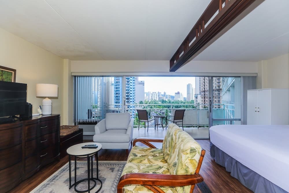 Ilikai Tower 1 Bedroom City View Condos with Private Lanai & Free Wifi!