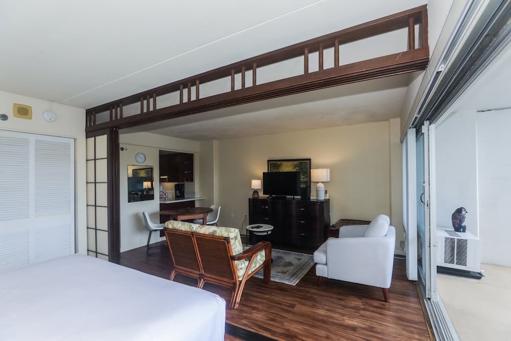 Ilikai Tower 1 Bedroom City View Condos with Private Lanai & Free Wifi!