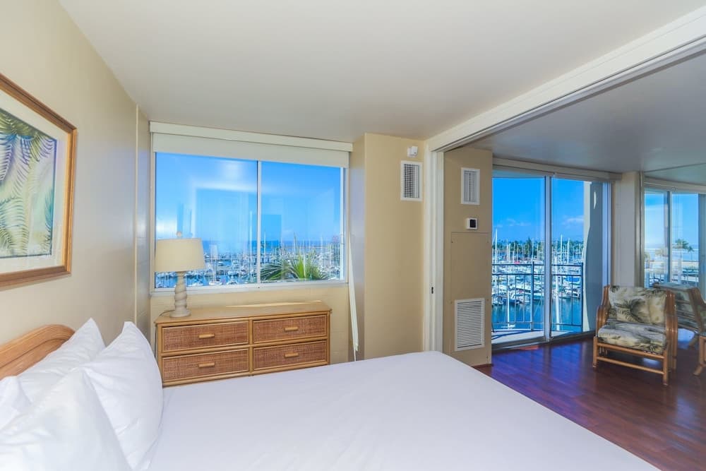 Ilikai Marina One Bedroom Harbor View Condos - Walk to Ala Moana Beach Park!