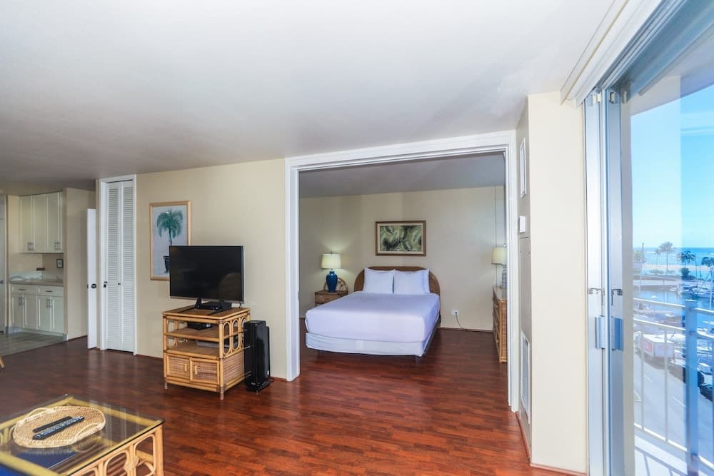 Ilikai Marina One Bedroom Harbor View Condos - Walk to Ala Moana Beach Park!