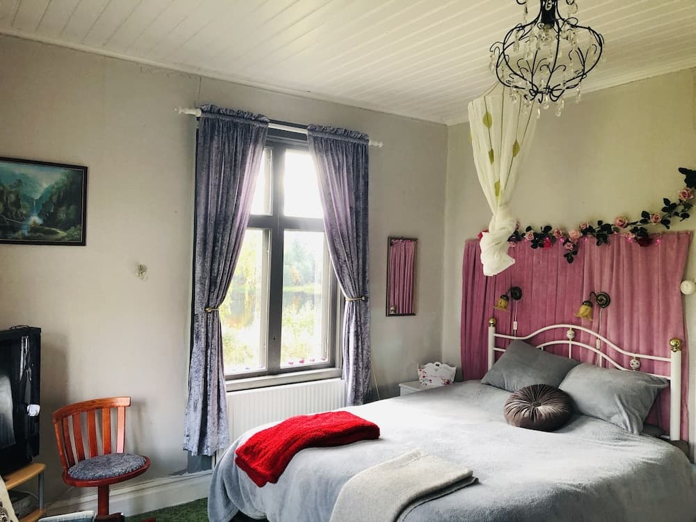 2-bed Apartment Overlooking the River