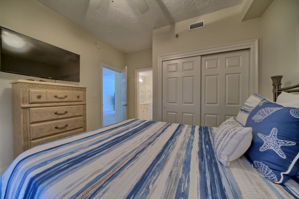 Marvelous Condo with Beachside Pool and Free Poolside WiFi - Unit 0902 by RedAwning