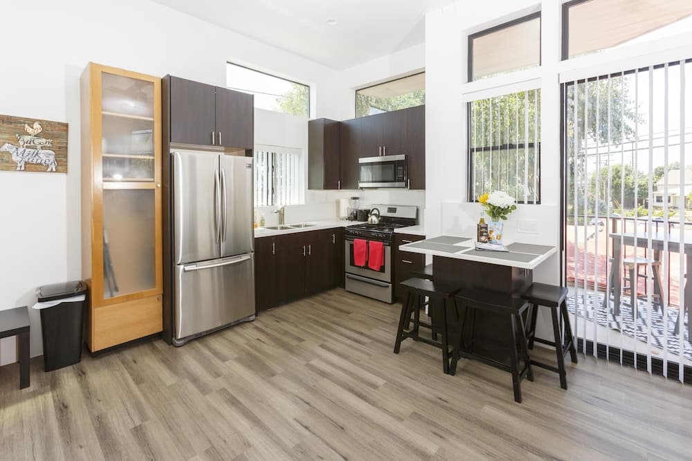 Modern Loft Rooftop Deck Venice Beach Studio Bedroom Apts by RedAwning