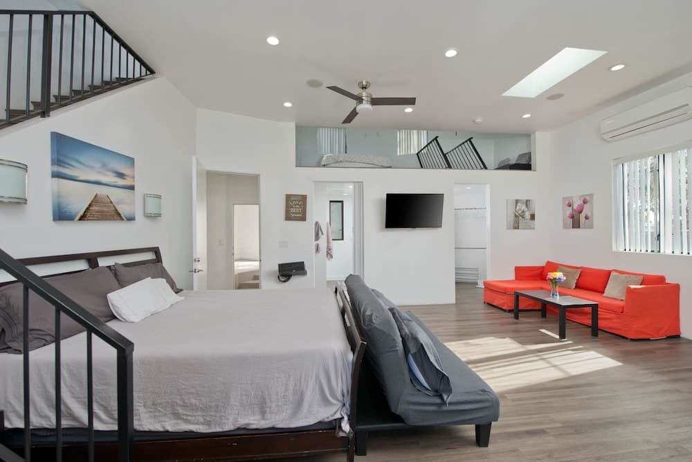 Modern Loft Rooftop Deck Venice Beach Studio Bedroom Apts by RedAwning