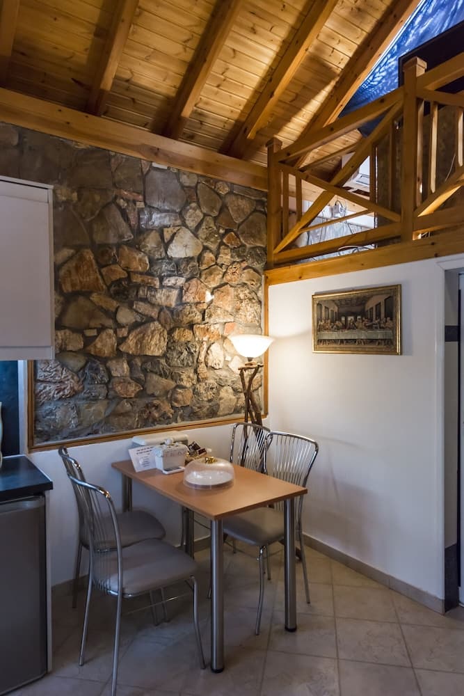 Home Love - Stone House By The Pool