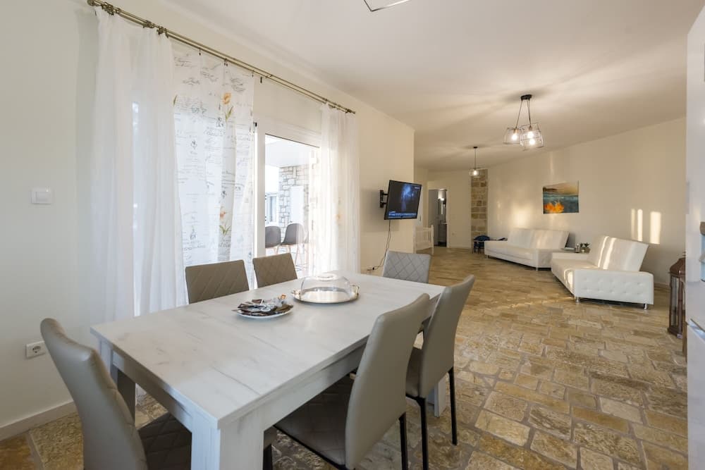 Sunkissed Serenity - Emotions House/Crystal Pool