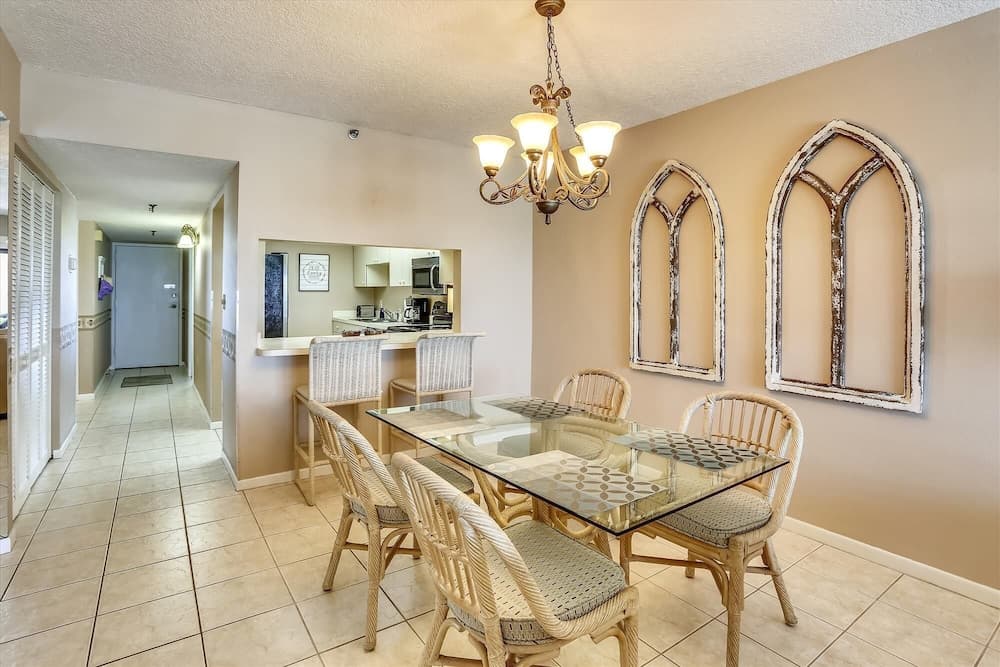 Villa Madeira 502 Bright/updated/beachfront/wood and Tile Floors