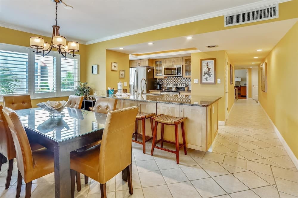 Land's End 306 Building 4 BAY Views / Updated End Unit!