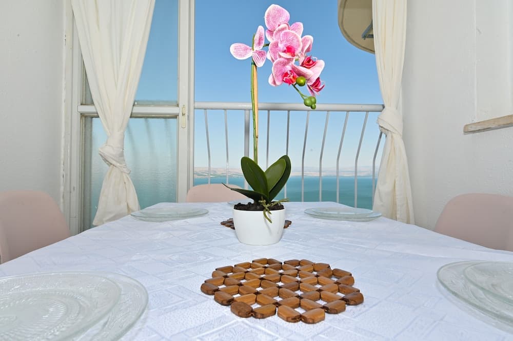 Kook - Charming Lakeview Apartment