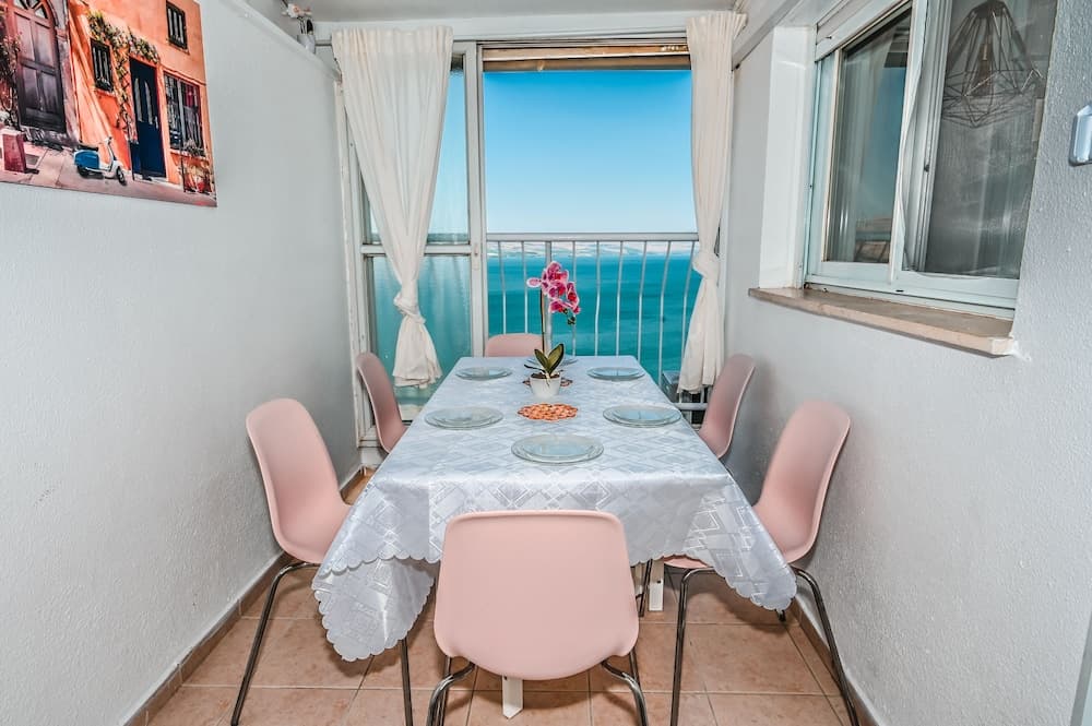 Kook - Charming Lakeview Apartment