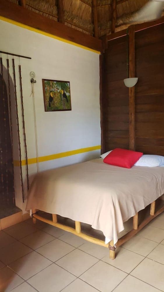 Cabanas k'iin Yéetel Há Bacalar