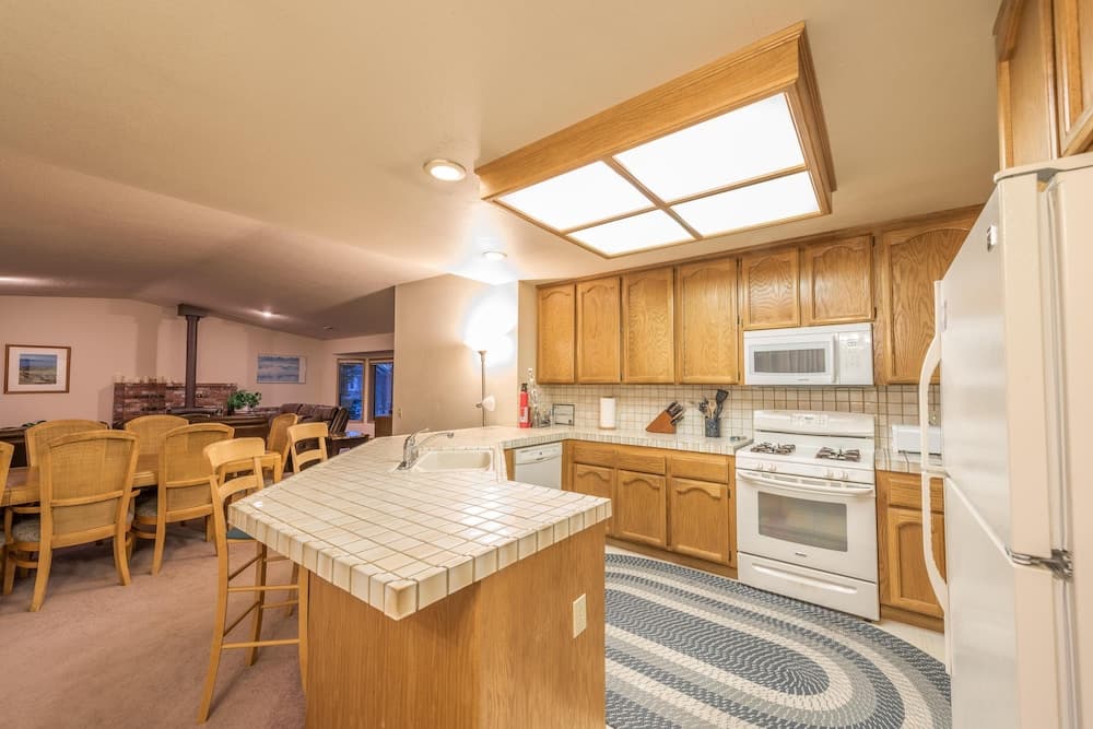 Mv1: Mount Tallac Estate 010630