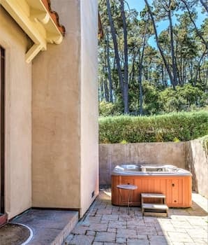 Lx17 Pebble Beach Golfer Retreat