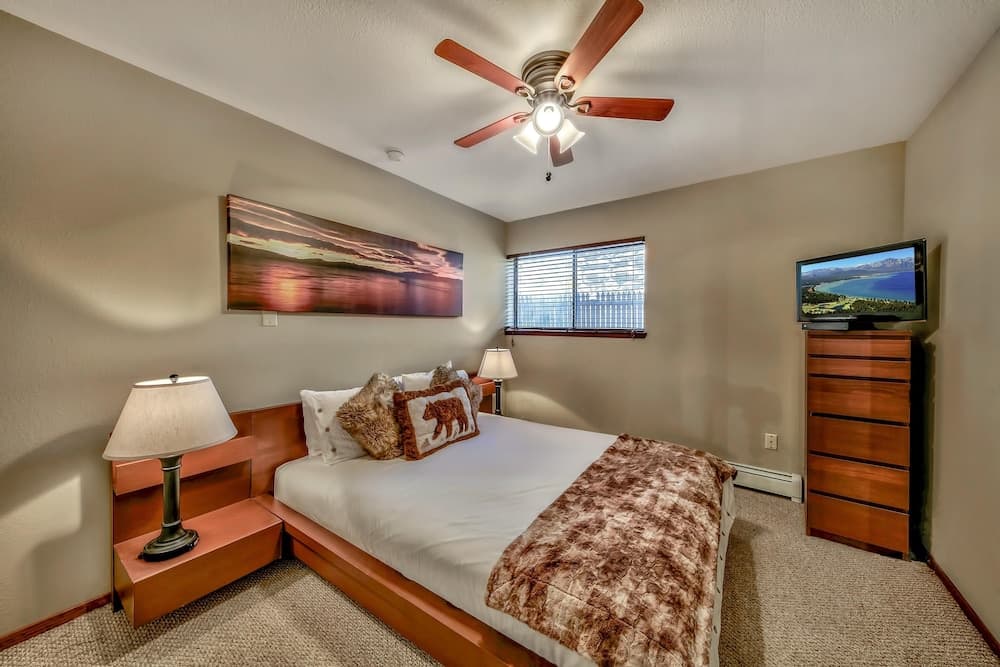 Mv49 Lake Tahoe a Block From the Caverock Beach