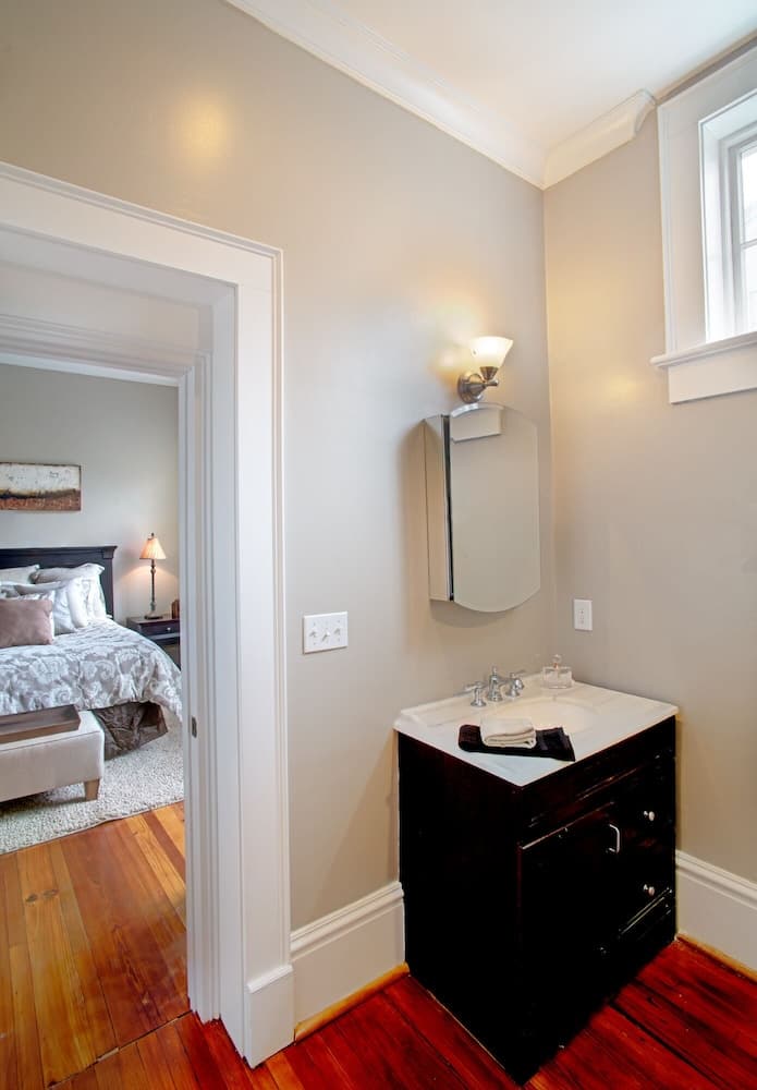 Newly Renovated Parkside Apt