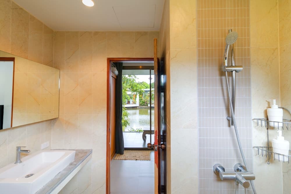 Sunny Resort Lake House