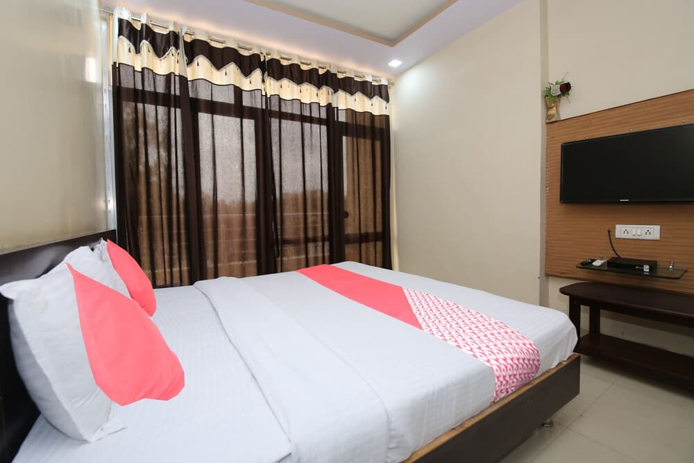 OYO 48533 Hotel Aarna Palace