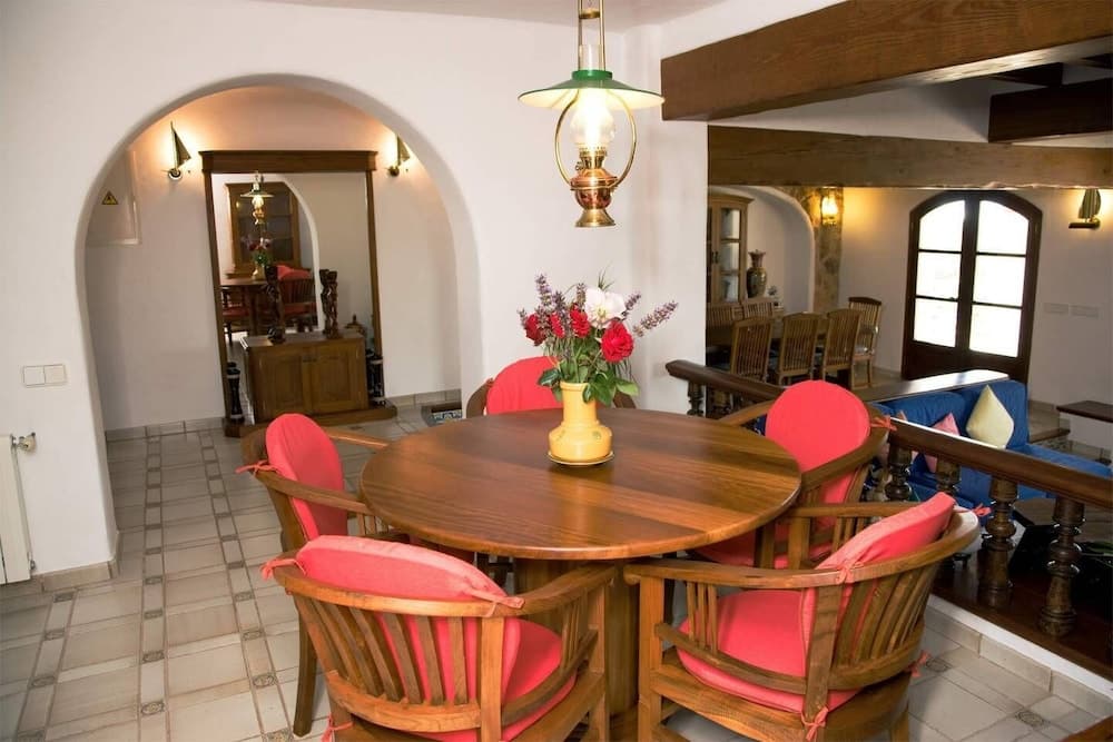 Villa Maderus, op een Heuvel Midden in de Natuur