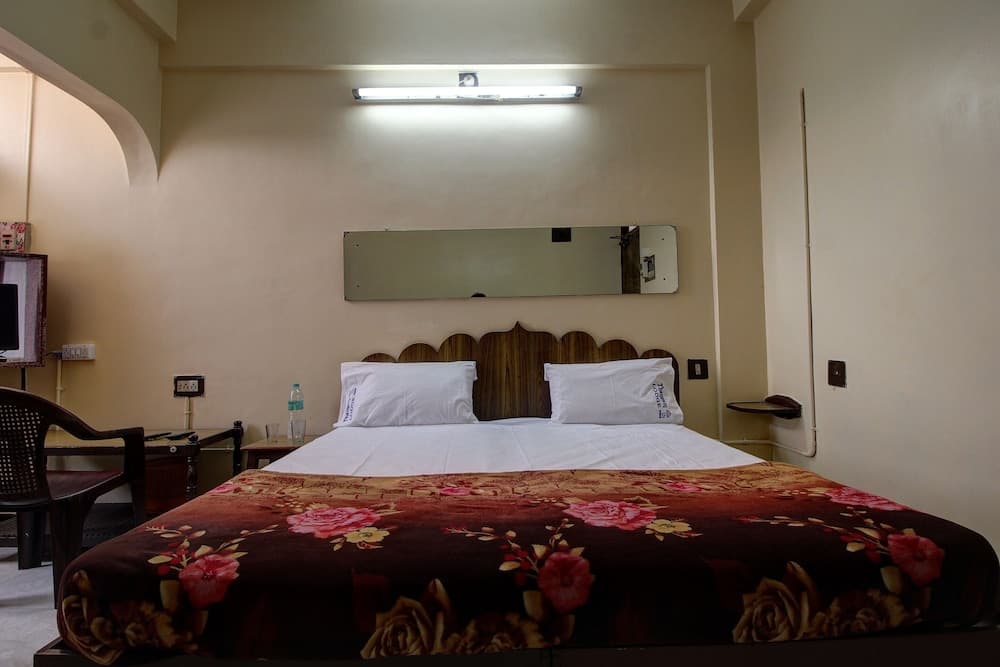 SPOT ON 45084 Hotel Navaratna Deluxe