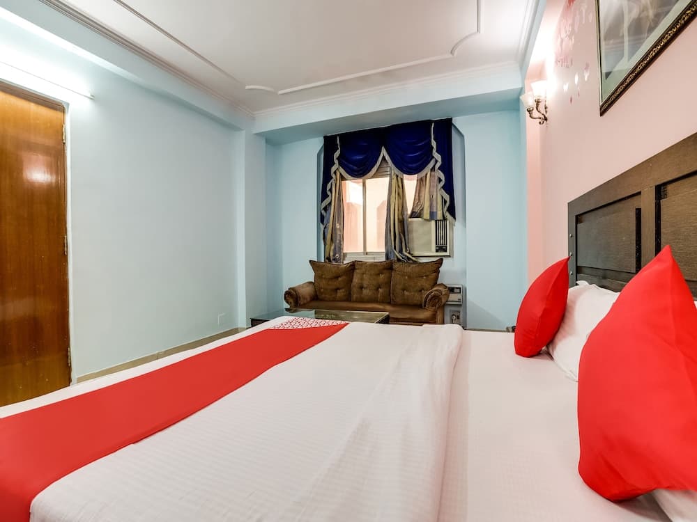 OYO 43687 Golden Deluxe Hotel