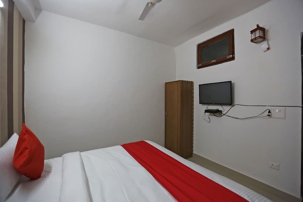 OYO 44400 Retreat Inn