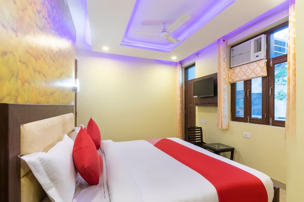 OYO 29932 Hotel R S Plaza