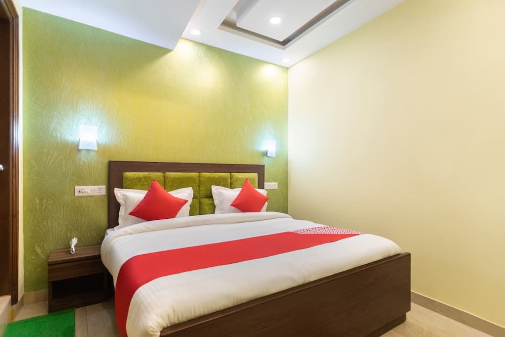 OYO 29932 Hotel R S Plaza