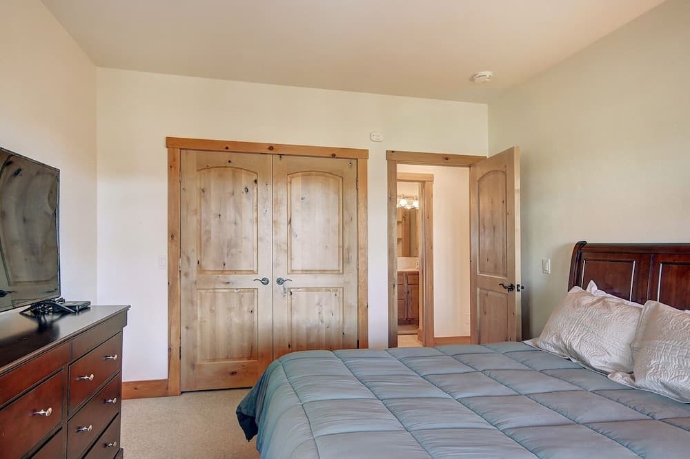 Mountainside 3 Bedroom Home by Redawning