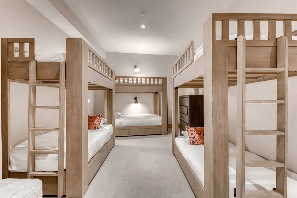 1-184 West Meadow Drive