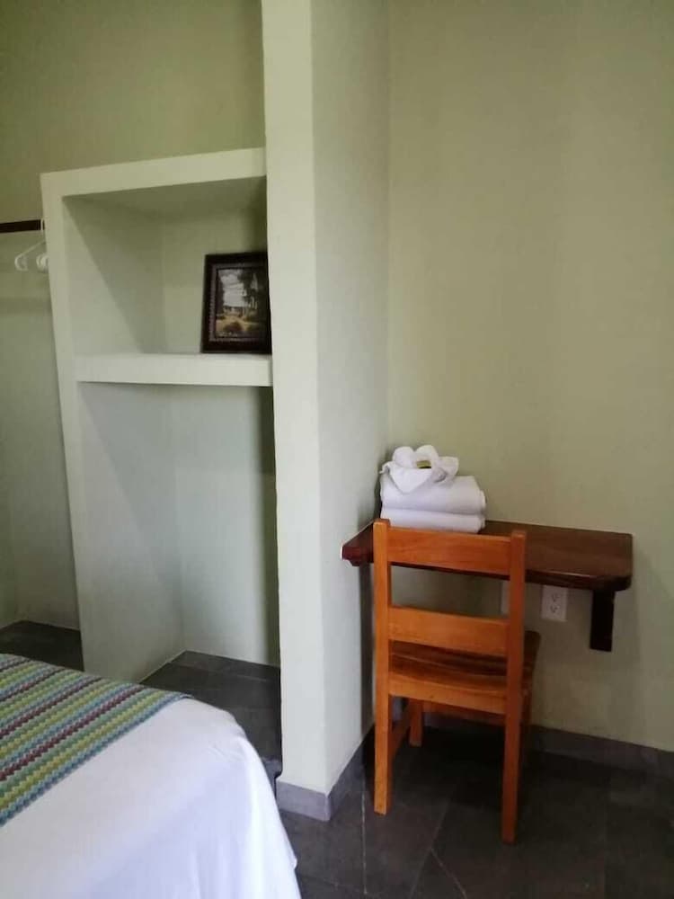 El Cihualteco Hotel Restaurante Bar