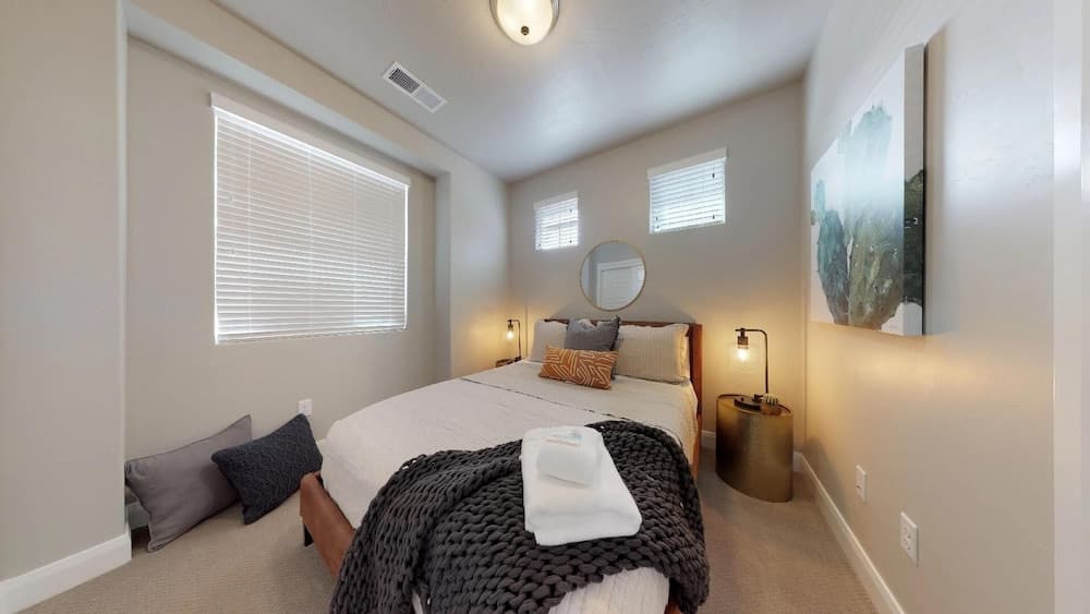 Desert Serenity 4 Bedroom Apts by Redawning