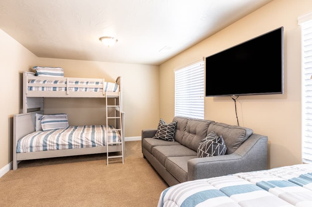 Poolside 3 Bedroom Apts by RedAwning