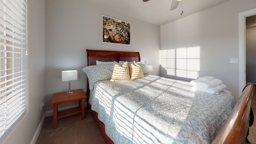 Southern Comfort 3 Bedroom Apts by RedAwning