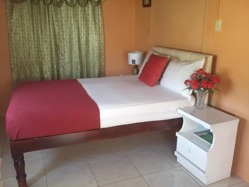 9 bed Villa Montego 10 Minute Walk to the Beach