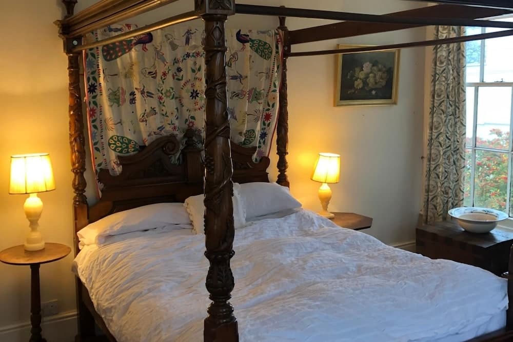 2 Bed House - Sleeps 6 - Garden, Pets, Parking